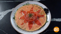 Яичница с томатами и томатным цветком. Доброе утро. Фрагмент