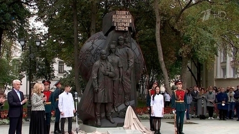 В Москве открыли памятник врачам, борющимся с коронавирусом