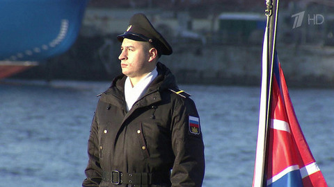 В Санкт-Петербурге торжественно подняли Андреевский флаг на новейшей боевой единице ВМФ