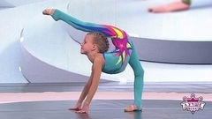 Супергибкая гимнастка Арина Загуменнова. Лучше всех! Фрагмент