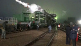 На космодроме Байконур на стартовый стол установили ракету-носитель «Союз 2.1а»