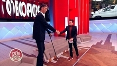 «Ничего себе!» – Дмитрий Борисов жмет руку самому высокому человеку в мире. Пусть говорят. Фрагмент