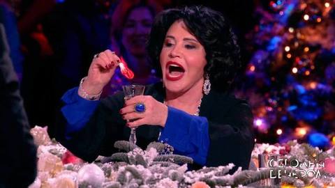 «И в этот момент люди быстро пишут три желания!», — Надежда Бабкина о новогодней традиции. Сегодня вечером. Фрагмент