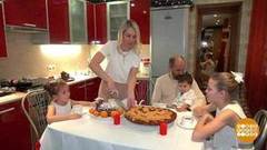 Традиции рождественского застолья. Доброе утро. Фрагмент