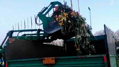 Жители Риги вопреки запретам и жестокости полицейских снова усыпали цветами площадь у памятника Освободителям