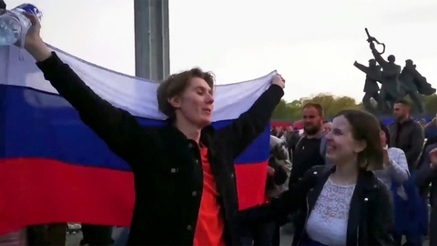 В Латвии арестован молодой человек, вышедший с российским флагом к памятнику освободителям Риги от фашистов