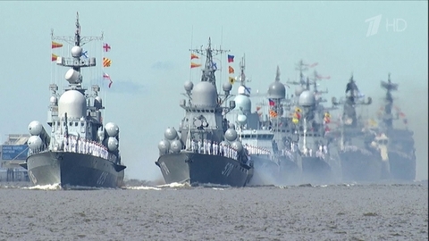 Грандиозным и зрелищным событием дня стал Главный военно-морской парад в Санкт-Петербурге и Кронштадте