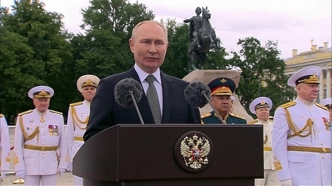 Главный военно-морской парад в Петербурге принял Владимир Путин