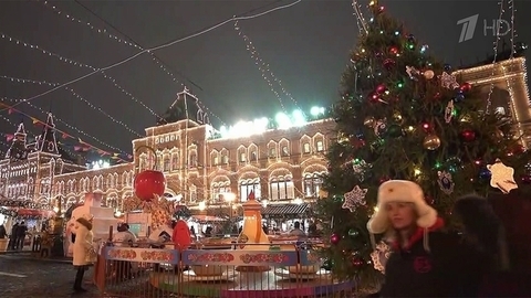 В Москве у стен ГУМа заработал открытый каток, оформленный в стиле знаменитой гжели