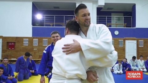 «Fight!» Звездные шефы сошлись в поединке по дзюдо. Повара на колесах. Фрагмент