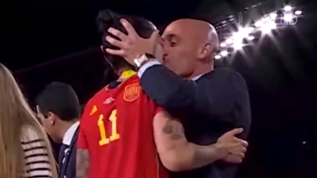 В Испании скандал вокруг «футбольного поцелуя» вышел на высокий политический уровень