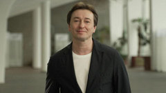 «Будь, пожалуйста, послабее...» Сергей Безруков поздравляет с 8 марта и зовет смотреть «Воздух» в кино