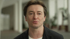 «Женщина — особенное море». Сергей Безруков поздравляет с 8 марта и зовет смотреть «Воздух» в кино