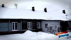 «Год у нас не было туалета», — как людям живется в аварийном бараке. Мужское / Женское. Фрагмент