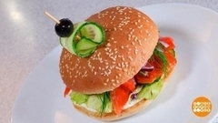 Хрустящая булочка с лососем и огурчиком. Доброе утро. Фрагмент