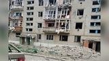 Спасатели работают на месте обрушения многоэтажного дома в Токмаке, по которому ударили ВСУ