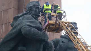 В украинском городе Ровно снесли памятник советским воинам