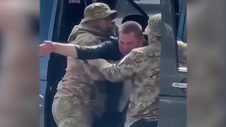 Украинские власти безуспешно пытаются удержать в стране военнообязанных мужчин, которые бегут от призыва