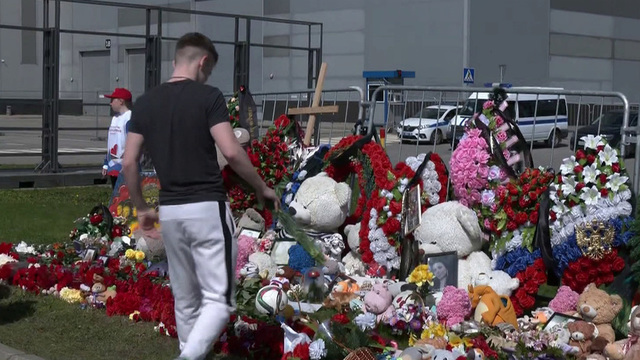 К «Крокус Сити Холлу» приходят люди почтить память жертв чудовищного теракта