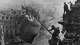 30 апреля 1945 года в Берлине над зданием рейхстага было водружено Знамя Победы