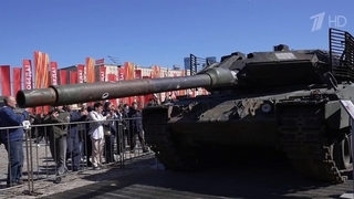 На выставку трофейной техники в Москве приехали военные атташе дружественных стран