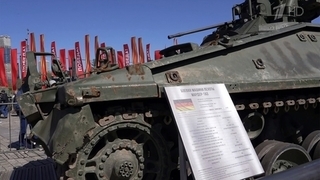 В Москве иностранные военные атташе посетили выставку захваченного натовского оружия