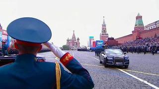 За главным парадом на Красной площади вместе с президентом наблюдали иностранные гости, ветераны и участники СВО