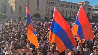 В Ереване десятки тысяч человек протестуют против односторонней делимитации границ с Азербайджаном и передачи четырех сел