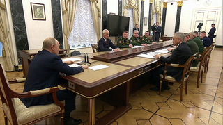Владимир Путин встретился с командующими военных округов и провел совещание по развитию ОПК