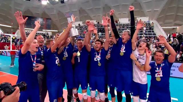 Легенды разных поколений стали участниками Кубка Первого канала по волейболу