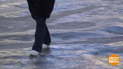 Гололед. Лучше не падать! Но если падать, то правильно. Доброе утро. Фрагмент