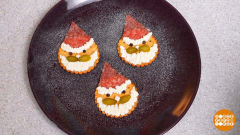 Закуска на крекерах «Дедушки Морозы». Доброе утро. Фрагмент