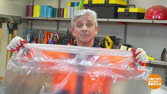 Алексей Бояджи паяет пленку утюгом. Доброе утро. Суббота. Фрагмент