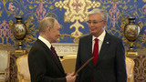 Владимир Путин передал Касым-Жомарту Токаеву наградной лист на присвоение его отцу звания Героя Советского Союза