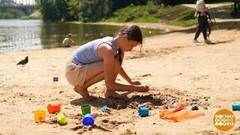 Идем на пляж, обустраиваем место под солнцем. Доброе утро. Фрагмент