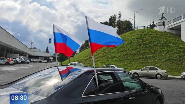 Шествия, флешмобы, концерты: как в России отмечают День Государственного флага