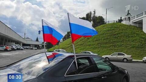 Шествия, флешмобы, концерты: как в России отмечают День Государственного флага