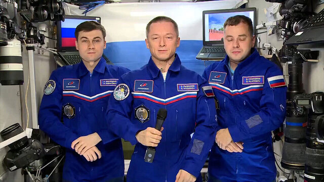 Космонавты с борта МКС поздравили россиян с Днем флага: видео