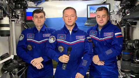 Космонавты с борта МКС поздравили россиян с Днем флага: видео