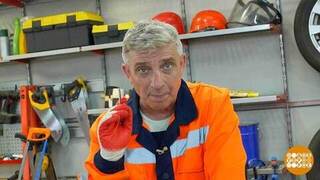 Алексей Бояджи мастерит пилку для электролобзика. Доброе утро. Фрагмент