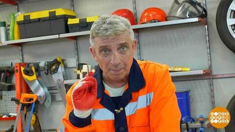 Алексей Бояджи мастерит пилку для электролобзика. Доброе утро. Фрагмент