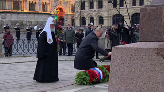 Владимир Путин 4 ноября возложил цветы к памятнику предводителям народного ополчения