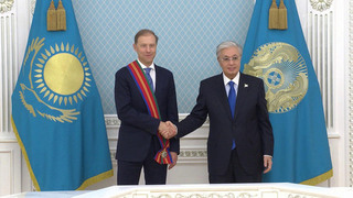 Касым-Жомарт Токаев наградил первого вице-премьера РФ Дениса Мантурова орденом «Достык»