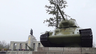 В Берлине сегодня почтили память советских воинов у мемориала в районе Тиргартен