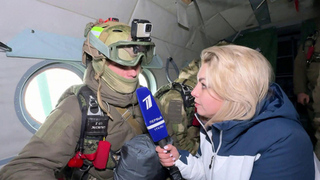 Бойцы спецназа Росгвардии отрабатывают на полигоне прыжки с парашютом