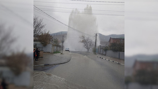 10-метровый фонтан из канализации залил улицу в Новороссийске: видео