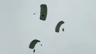 Бойцы спецназа Росгвардии доводят навыки прыжков с парашютом до автоматизма