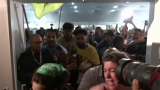 Скандал на климатическом саммите ООН в Бразилии — конференц-холл взяли штурмом местные индейцы