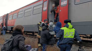 Поезд столкнулся с мусоровозом под Челябинском: кадры эвакуации пассажиров