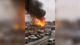 Взрывы и языки пламени: продуктовый магазин полыхает в Сургуте